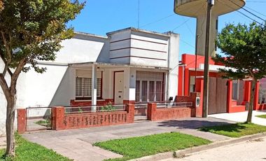 Muy linda casa de 3 amb con local comercial sobre excelente ubicación.