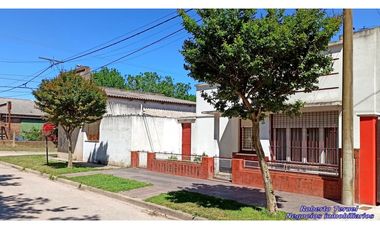 Muy linda casa de 3 amb con local comercial sobre excelente ubicación.