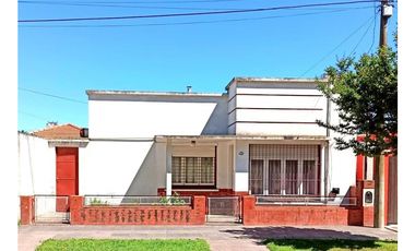 Muy linda casa de 3 amb con local comercial sobre excelente ubicación.