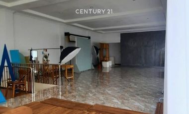 Hunian Dan Ruang Usaha Pinggir Jalan Raya Di Maguwoharjo