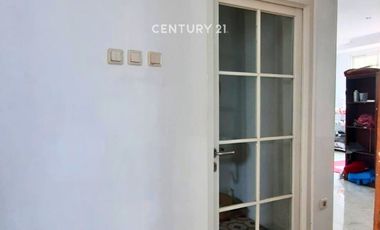 Hunian Dan Ruang Usaha Pinggir Jalan Raya Di Maguwoharjo