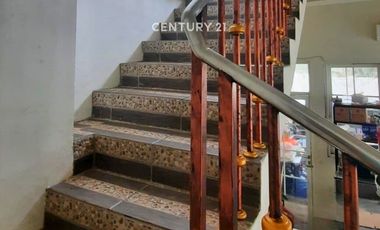 Hunian Dan Ruang Usaha Pinggir Jalan Raya Di Maguwoharjo