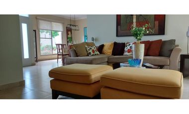 SE VENDE CASA TRES NIVELES 5 REC REMODELADA EN CLAYTON