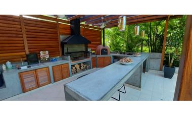 SE VENDE CASA TRES NIVELES 5 REC REMODELADA EN CLAYTON