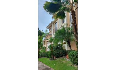 SE VENDE CASA TRES NIVELES 5 REC REMODELADA EN CLAYTON
