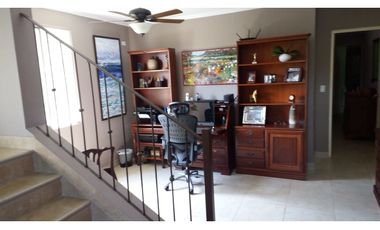 SE VENDE CASA TRES NIVELES 5 REC REMODELADA EN CLAYTON