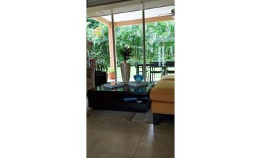 SE VENDE CASA TRES NIVELES 5 REC REMODELADA EN CLAYTON