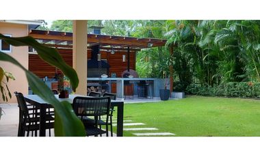 SE VENDE CASA TRES NIVELES 5 REC REMODELADA EN CLAYTON