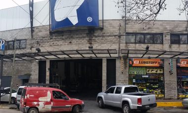 Excelente galpón de 1000 m2 cub con techo parabólico con puente grua