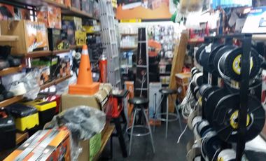 Excelente galpón de 1000 m2 cub con techo parabólico con puente grua
