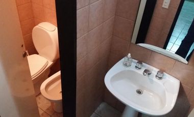 Excelente galpón de 1000 m2 cub con techo parabólico con puente grua