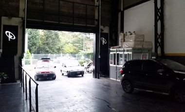 Excelente galpón de 1000 m2 cub con techo parabólico con puente grua