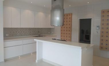 casa en venta en via al tennis. Cod V8934