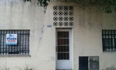 CASA DE TRES AMBIENTES PARA RECICLAR A DOS CUADRAS DE AV. EVA PERÓN