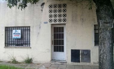 CASA DE TRES AMBIENTES PARA RECICLAR A DOS CUADRAS DE AV. EVA PERÓN