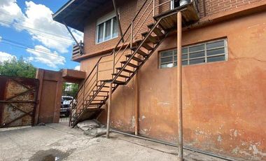 Deposito con local y vivienda de 3 ambientes sobre lote de 451m2 en Mariano Acosta y Juan B justo