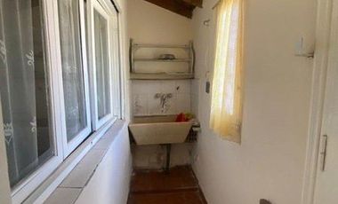 Deposito con local y vivienda de 3 ambientes sobre lote de 451m2 en Mariano Acosta y Juan B justo
