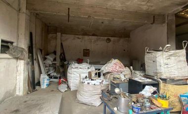 Deposito con local y vivienda de 3 ambientes sobre lote de 451m2 en Mariano Acosta y Juan B justo