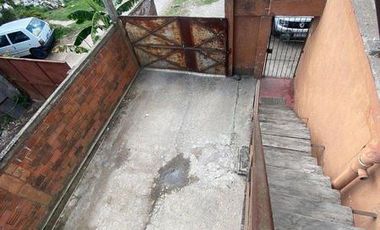 Deposito con local y vivienda de 3 ambientes sobre lote de 451m2 en Mariano Acosta y Juan B justo