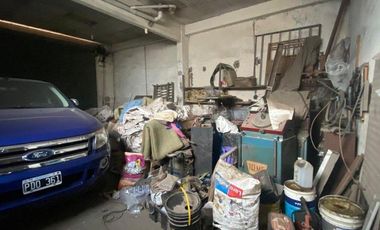 Deposito con local y vivienda de 3 ambientes sobre lote de 451m2 en Mariano Acosta y Juan B justo