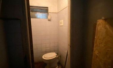 Deposito con local y vivienda de 3 ambientes sobre lote de 451m2 en Mariano Acosta y Juan B justo