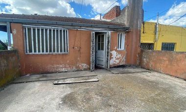 Deposito con local y vivienda de 3 ambientes sobre lote de 451m2 en Mariano Acosta y Juan B justo