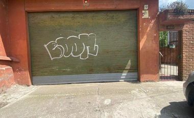 Deposito con local y vivienda de 3 ambientes sobre lote de 451m2 en Mariano Acosta y Juan B justo