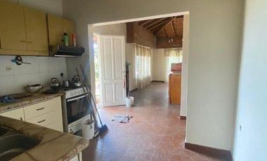 Deposito con local y vivienda de 3 ambientes sobre lote de 451m2 en Mariano Acosta y Juan B justo