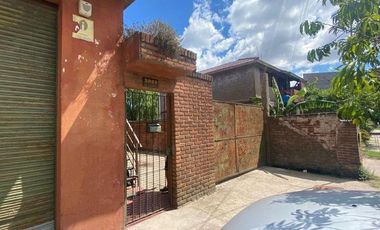 Deposito con local y vivienda de 3 ambientes sobre lote de 451m2 en Mariano Acosta y Juan B justo