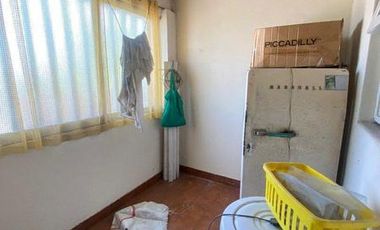 Deposito con local y vivienda de 3 ambientes sobre lote de 451m2 en Mariano Acosta y Juan B justo