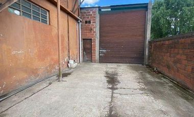 Deposito con local y vivienda de 3 ambientes sobre lote de 451m2 en Mariano Acosta y Juan B justo