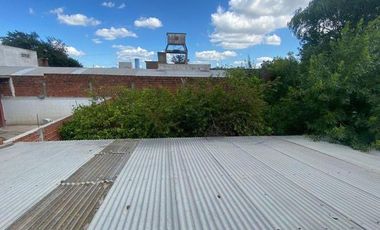 Deposito con local y vivienda de 3 ambientes sobre lote de 451m2 en Mariano Acosta y Juan B justo