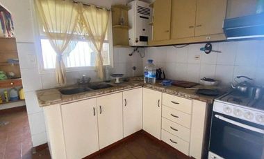 Deposito con local y vivienda de 3 ambientes sobre lote de 451m2 en Mariano Acosta y Juan B justo