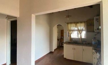 Deposito con local y vivienda de 3 ambientes sobre lote de 451m2 en Mariano Acosta y Juan B justo