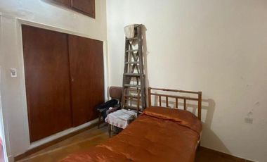 Deposito con local y vivienda de 3 ambientes sobre lote de 451m2 en Mariano Acosta y Juan B justo