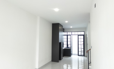 Rumah BRAND NEW bergaya American Classic  di Kencana Loka 12.5