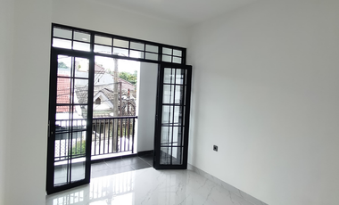 Rumah BRAND NEW bergaya American Classic  di Kencana Loka 12.5