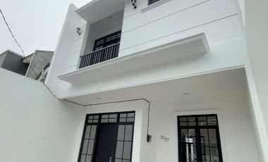 Rumah BRAND NEW bergaya American Classic  di Kencana Loka 12.5
