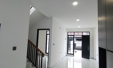 Rumah BRAND NEW bergaya American Classic  di Kencana Loka 12.5