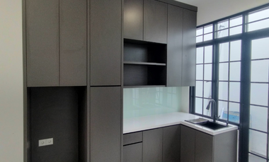 Rumah BRAND NEW bergaya American Classic  di Kencana Loka 12.5