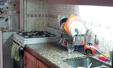 duplex de 3 ambientes con amplio fondo.  impecable estado