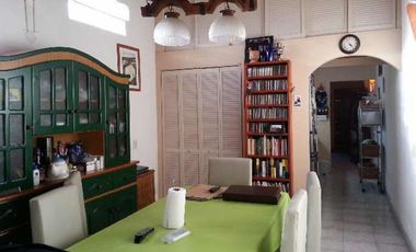 duplex de 3 ambientes con amplio fondo.  impecable estado
