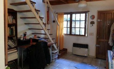 duplex de 3 ambientes con amplio fondo.  impecable estado