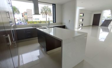 Casa en venta con alberca y esquina Fracc. Residencial las Palmas, Medellín, Ver