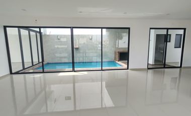 Casa en venta con alberca y esquina Fracc. Residencial las Palmas, Medellín, Ver
