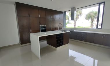 Casa en venta con alberca y esquina Fracc. Residencial las Palmas, Medellín, Ver