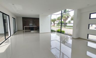 Casa en venta con alberca y esquina Fracc. Residencial las Palmas, Medellín, Ver