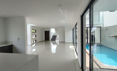 Casa en venta con alberca y esquina Fracc. Residencial las Palmas, Medellín, Ver
