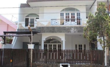 Rumah di Jl. Manyar Kertoadi, Siap Huni, Strategis-umsee