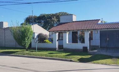 VENTA CASA 2 DORMITORIOS EN AMPLIO LOTE - TANDIL